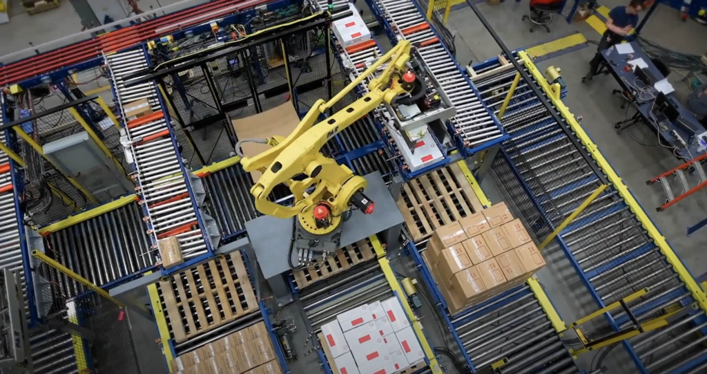 Fanuc robot placing boxes for palletizing